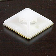 SQ0516-0002, Площадка самоклеющаяся 25х25 под хомуты 7.6мм